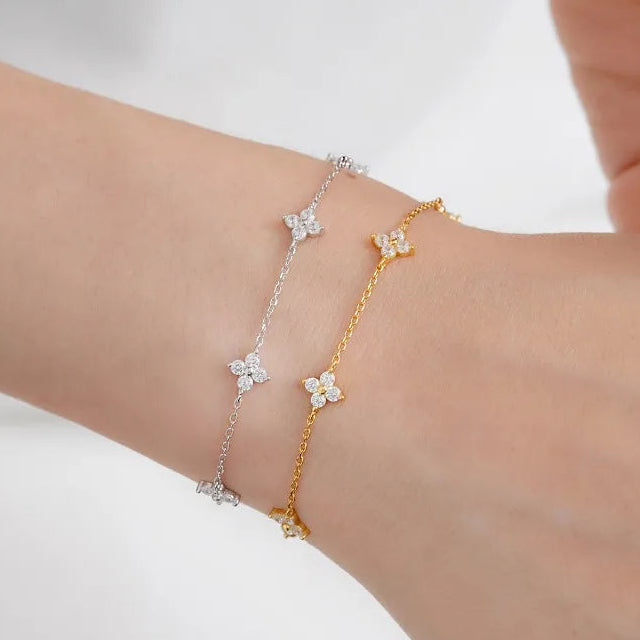 Justerbart kløverarmbånd med strass 