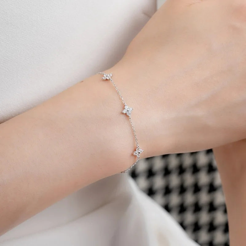 Justerbart kløverarmbånd med strass 