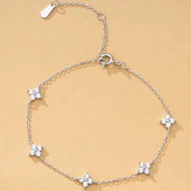 Justerbart kløverarmbånd med strass 