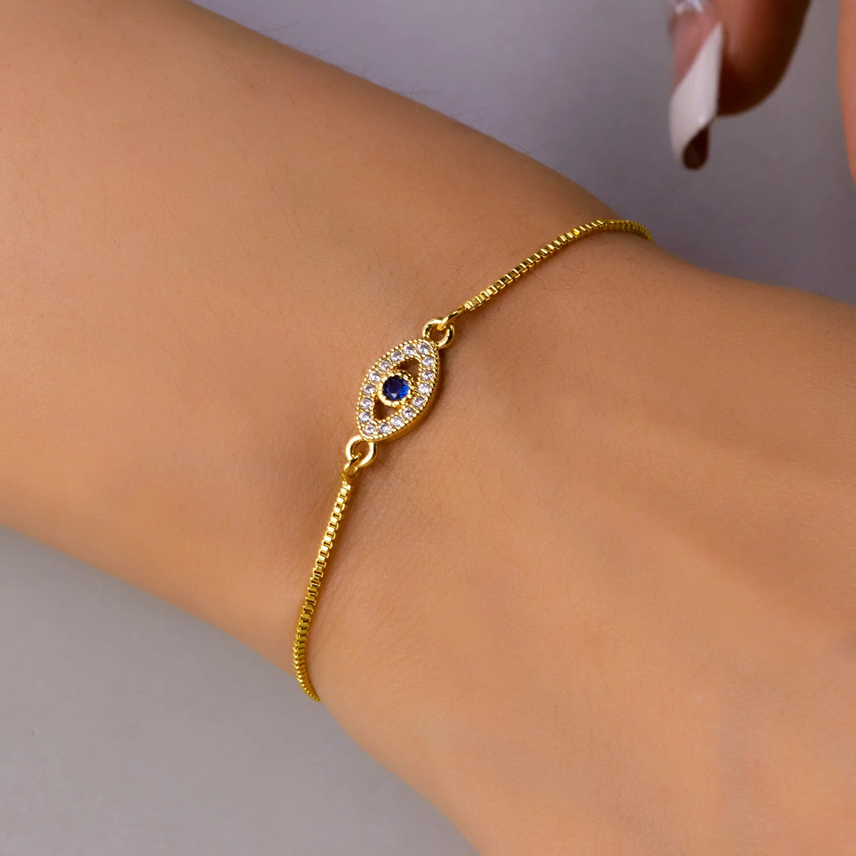 Bracelet ajustable oeil bleu orné de strass