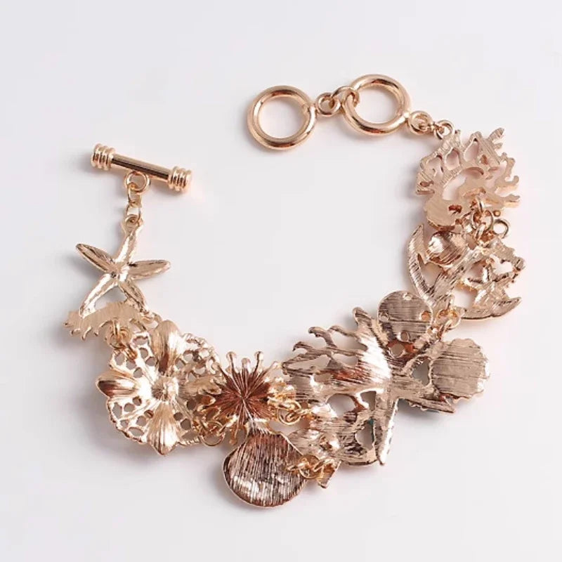 Armband mit Muscheln in roter Farbe