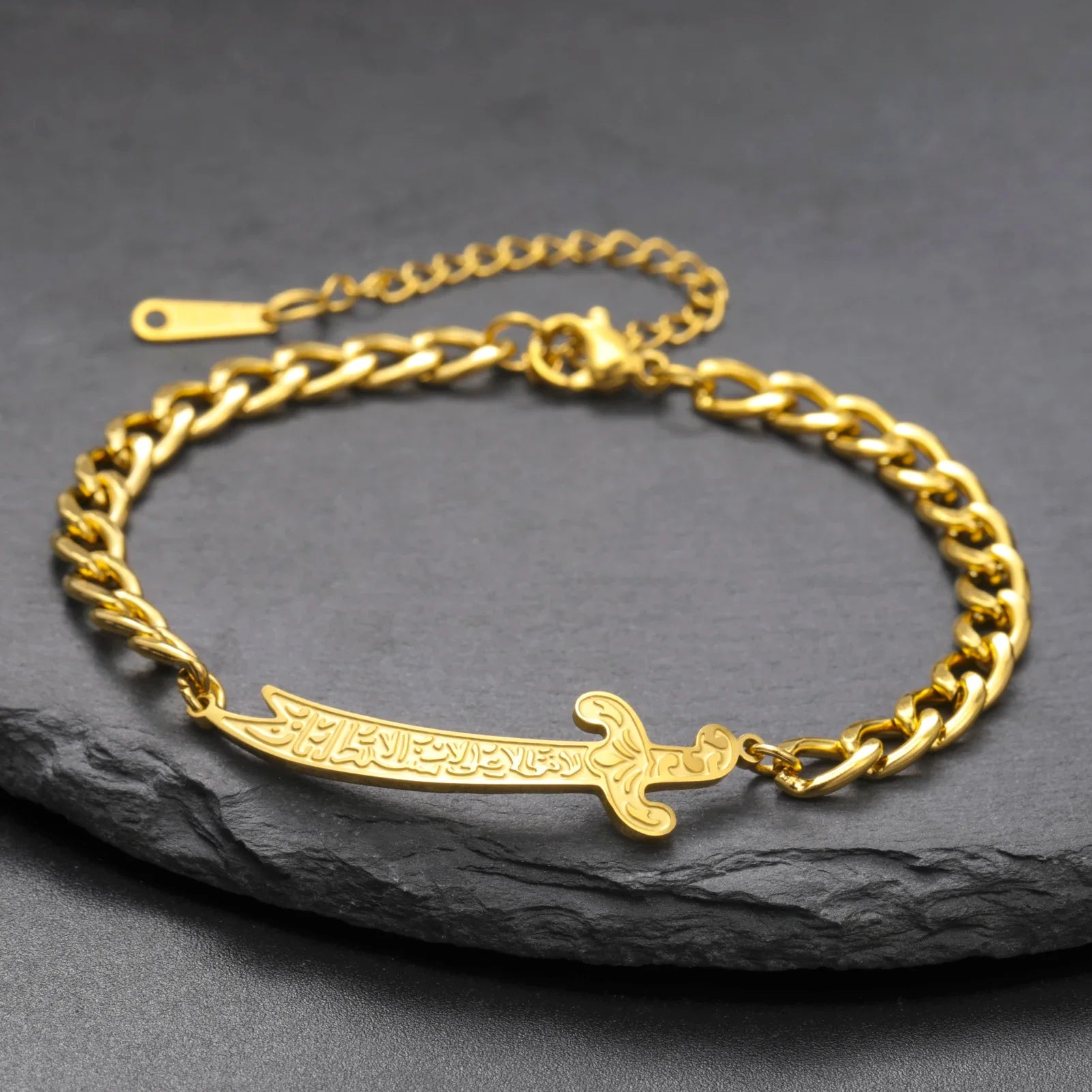 Armband med arabisk Ali Zulfiqar-svärd i guld