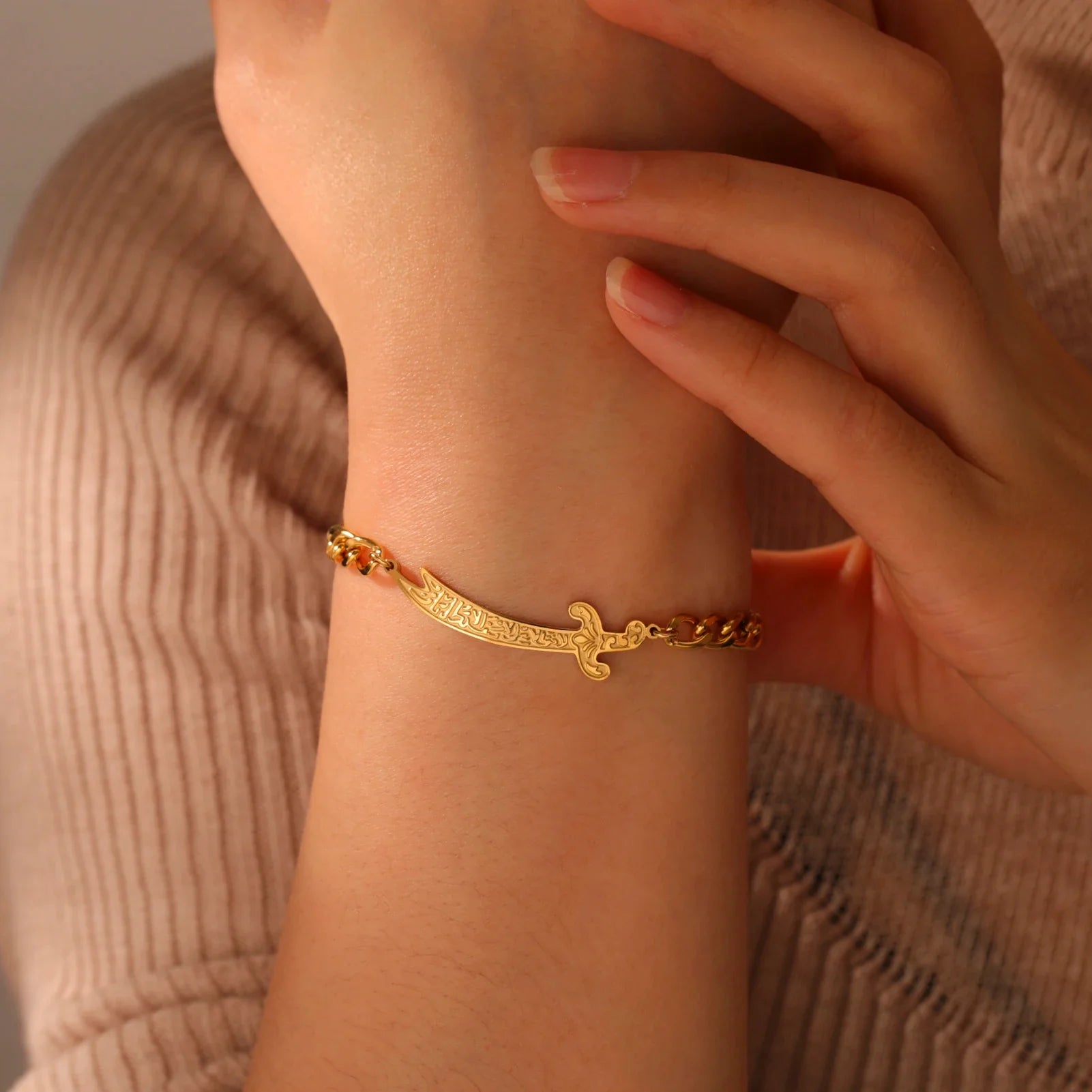 Armband med arabisk Ali Zulfiqar-svärd i guld