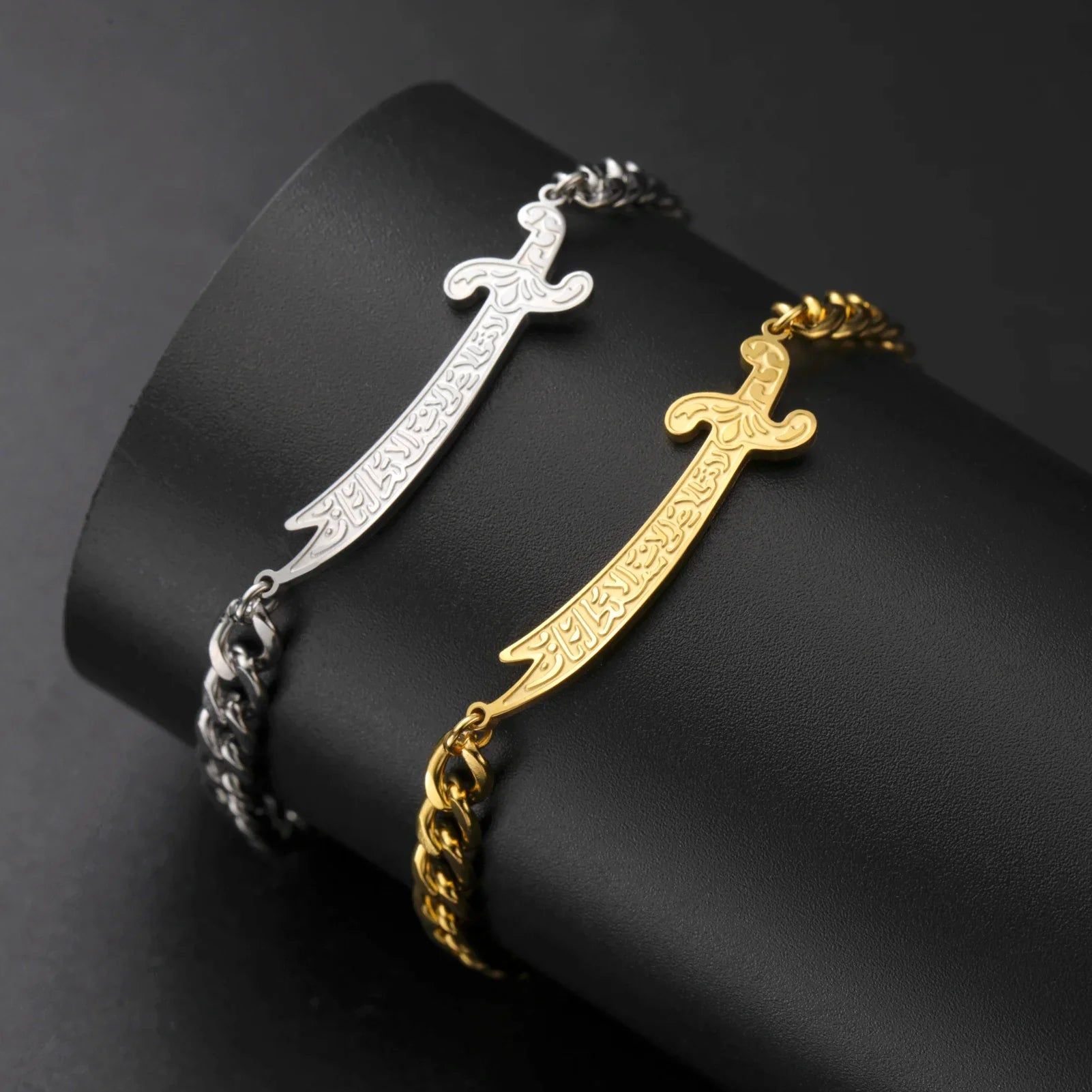 Armband med arabisk Ali Zulfiqar-svärd i guld