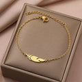 Charm-Armband mit goldener Feder