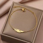 Charm-Armband mit goldener Feder
