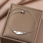 Charm-Armband mit silberner Feder