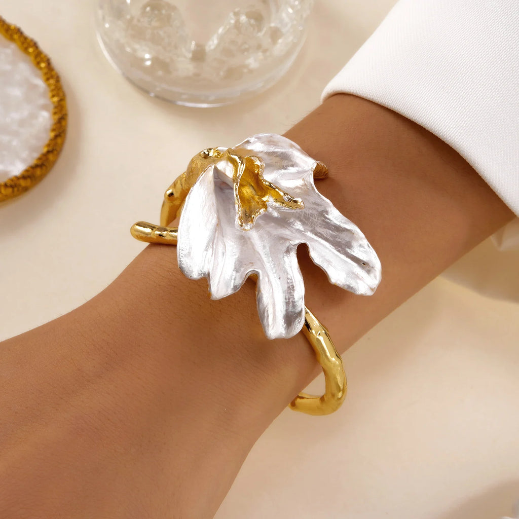 Bracciale con grande fiore asimmetrico effetto madreperlato bianco