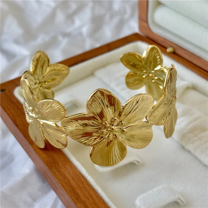 Bracelet avec grandes fleurs d'hibiscus or