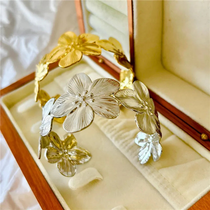 Bracelet avec grandes fleurs d'hibiscus argent