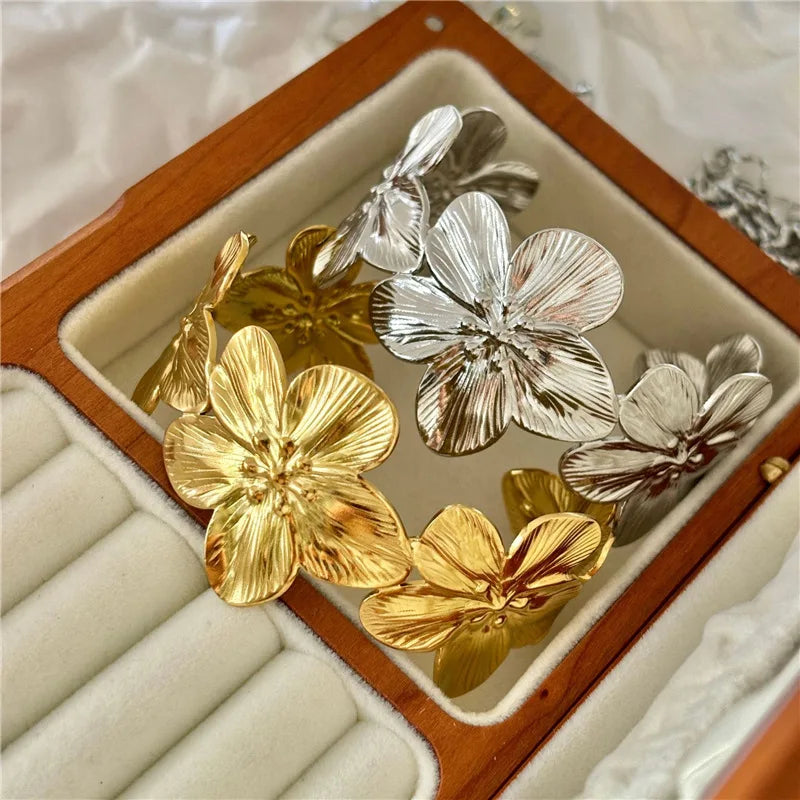 Bracelet avec grandes fleurs d'hibiscus