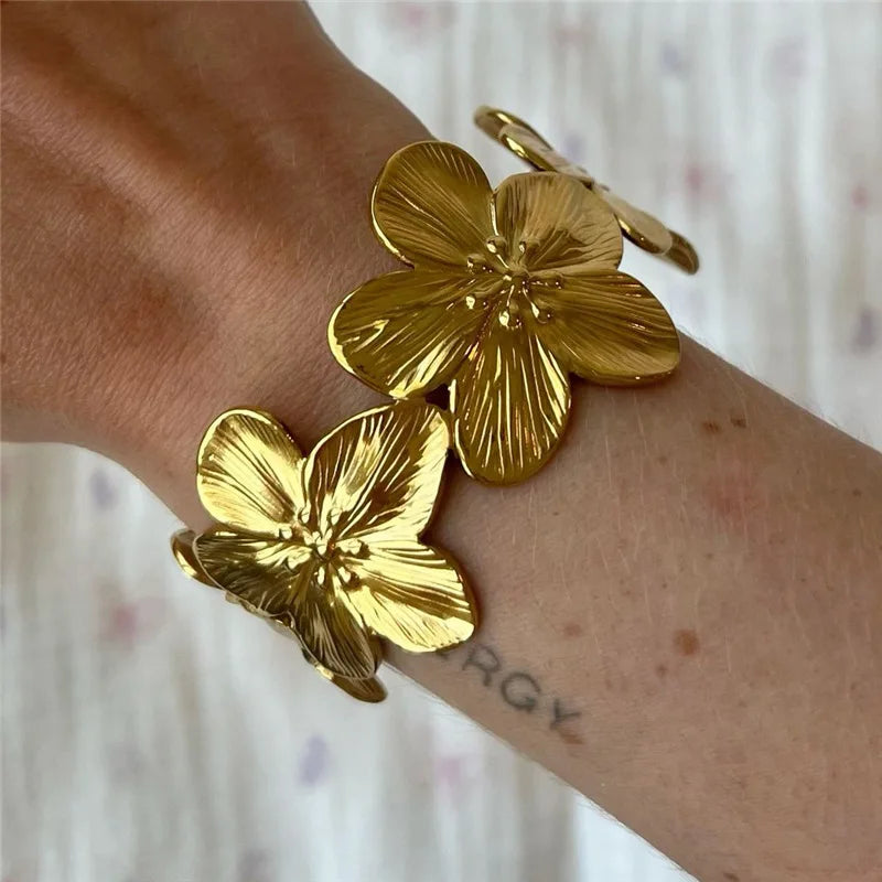 Bracelet avec grandes fleurs d'hibiscus or