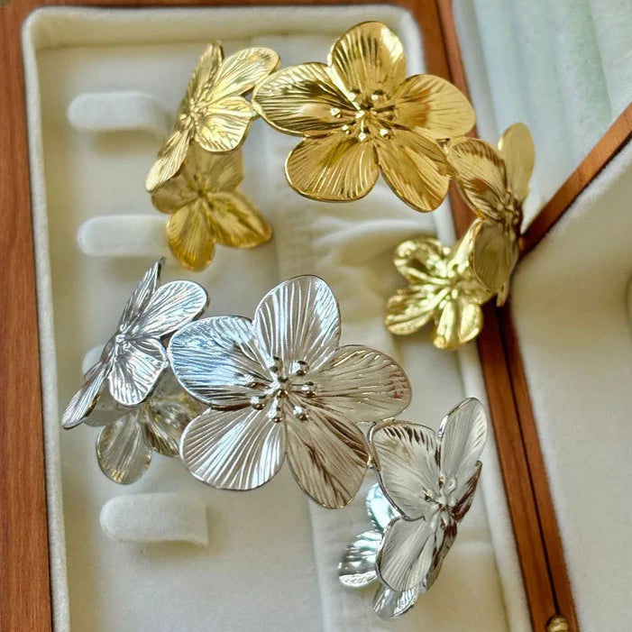 Bracelet avec grandes fleurs d'hibiscus or