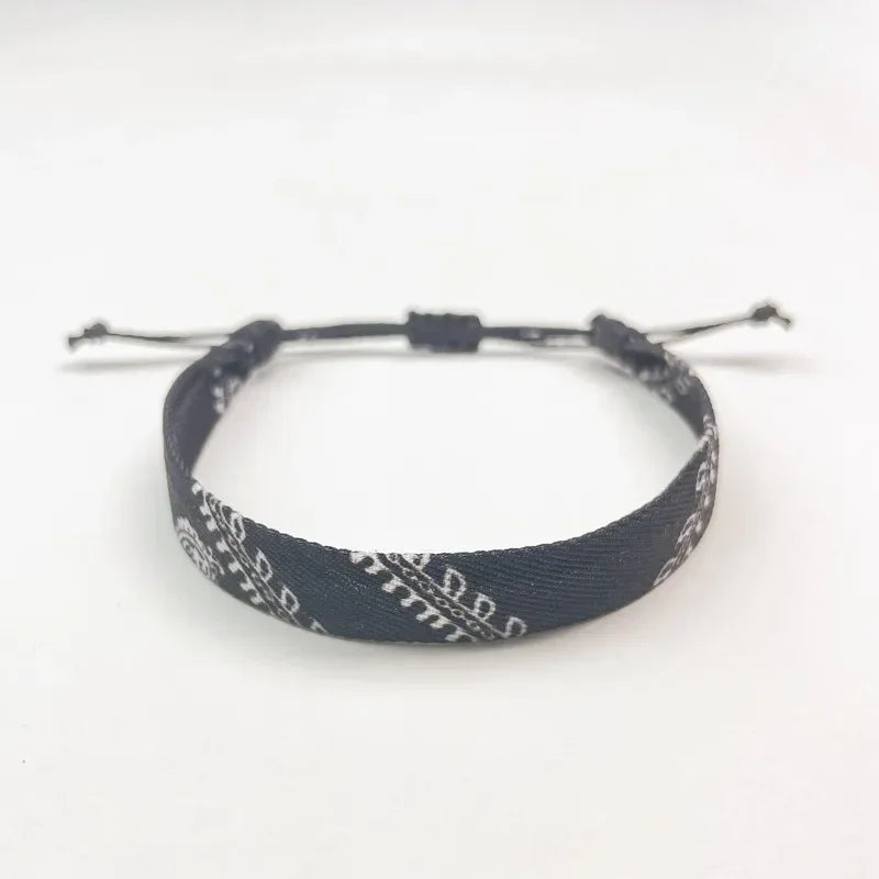 Armbånd med sorte geometriske mønstre Keffiye arabisk