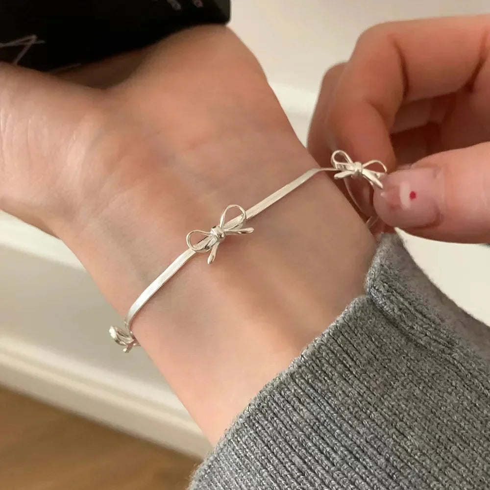 Bracelet with bow tie for women silver

