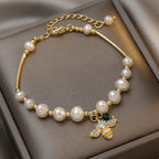 Pulsera con perlas blancas abeja