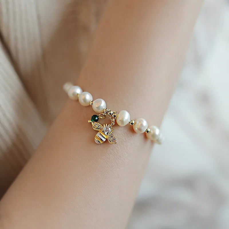Bracelet avec perles blanches abeille