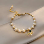 Pulsera con perlas blancas abeja