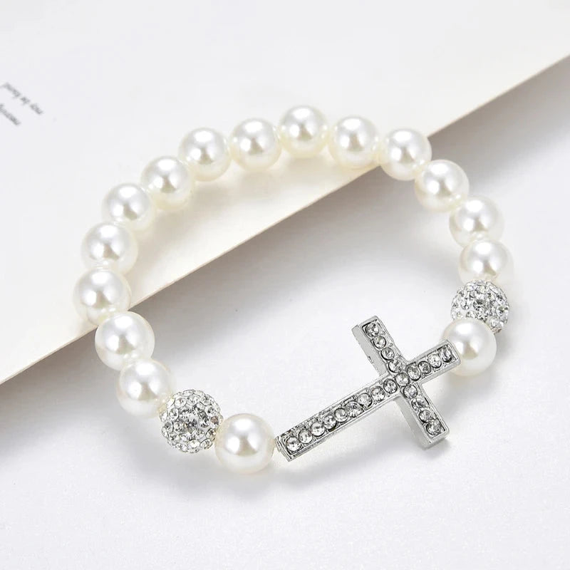 Pulsera con Perlas Blancas y Cruz