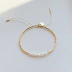 Armbånd med rækker af ferskvandsperler