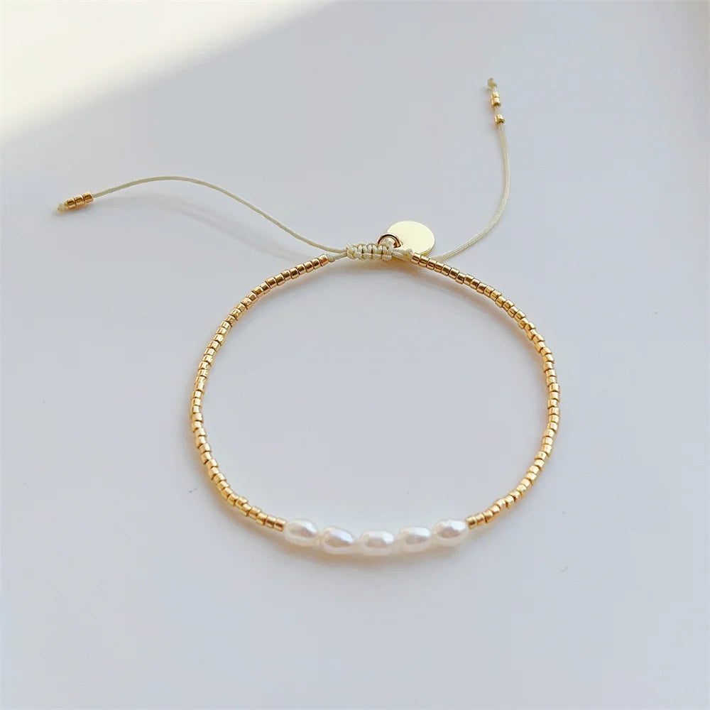 Armbånd med rækker af ferskvandsperler