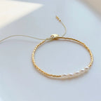 Armbånd med rækker af ferskvandsperler
