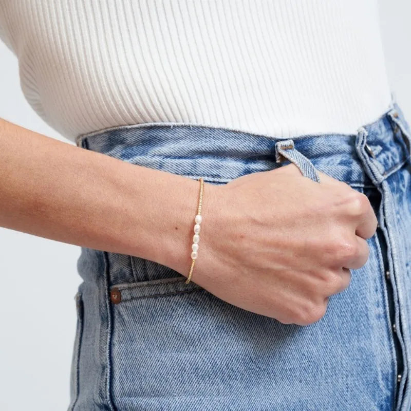 Armbånd med rækker af ferskvandsperler