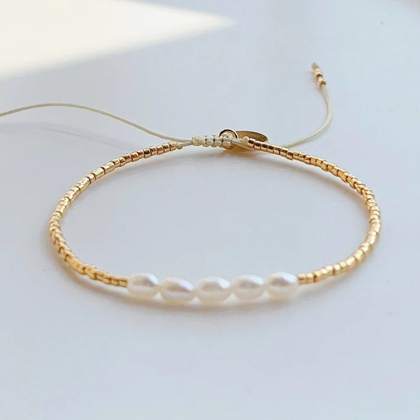 Armbånd med rækker af ferskvandsperler