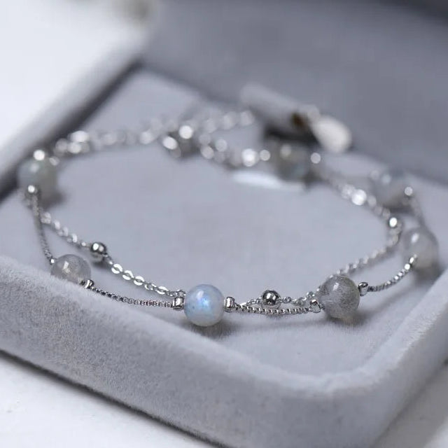 Armband mit Mondsteinperlen mit irisierenden Reflexen