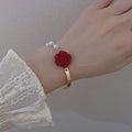 Bracelet avec Perles et Fleur de Rose rouge