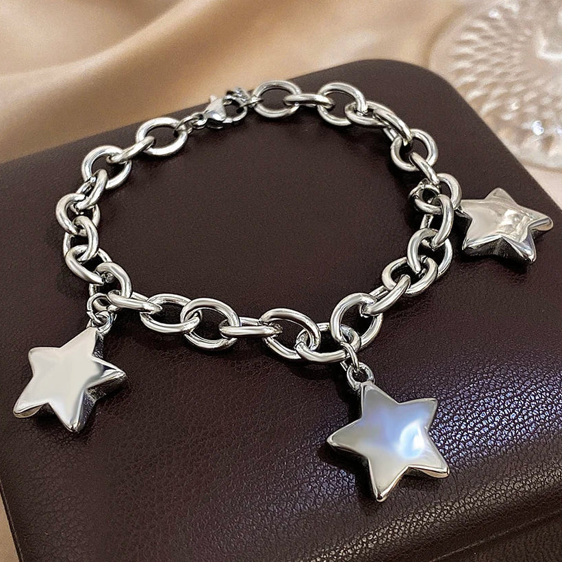 Armbånd med tre hængende stjerner i sølv