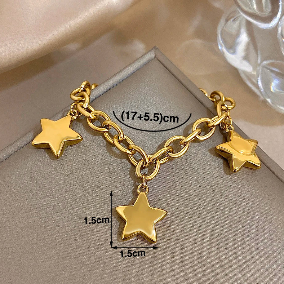 Armbånd med tre hængende stjerner