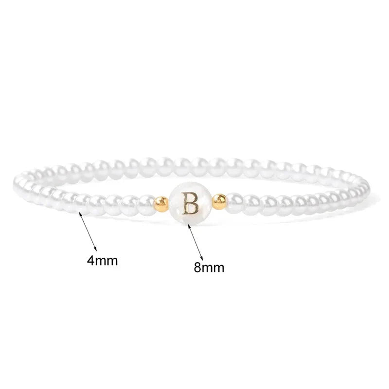 Weißes Armband mit Initiale
