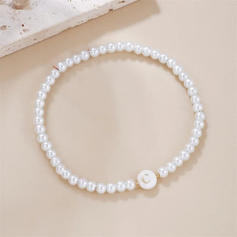 Weißes Armband mit Initiale c