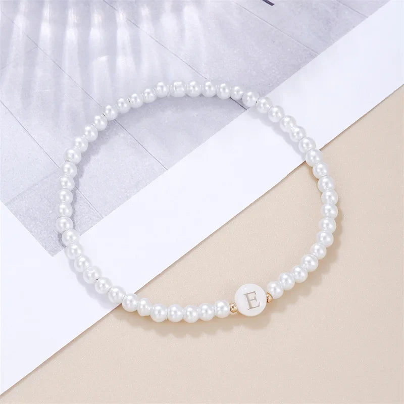 Weißes Armband mit Initiale e
