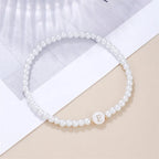 Weißes Armband mit Initiale e