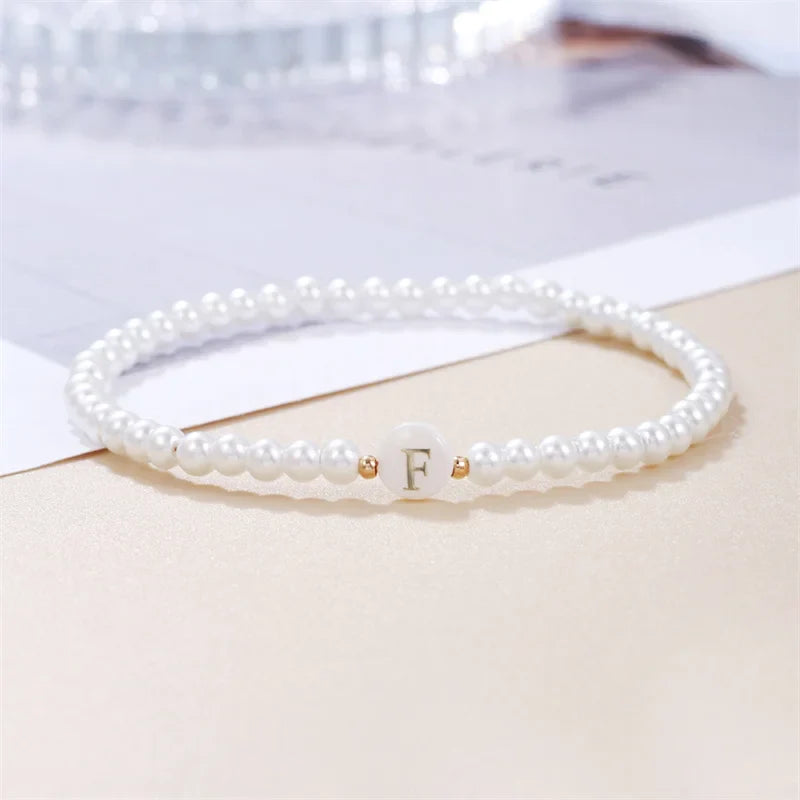 Weißes Armband mit Initiale f