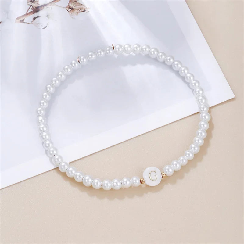 Weißes Armband mit Initiale g