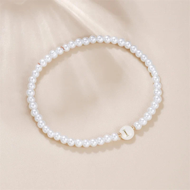 Weißes Armband mit Initiale i