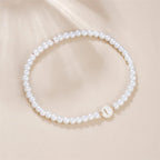 Weißes Armband mit Initiale i