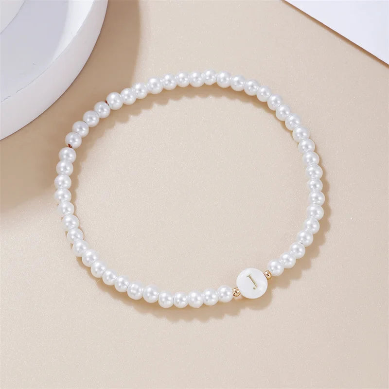 Weißes Armband mit Initiale j