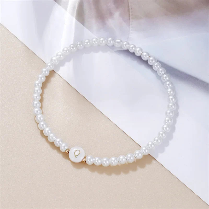 Weißes Armband mit Initiale q