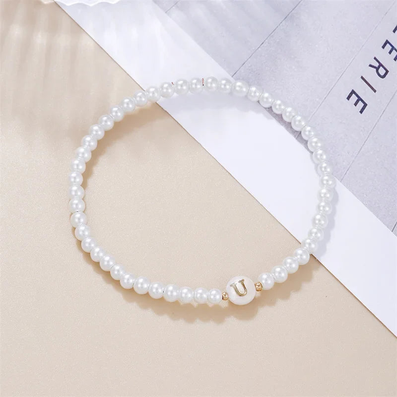 Weißes Armband mit Initiale u