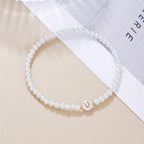 Weißes Armband mit Initiale u