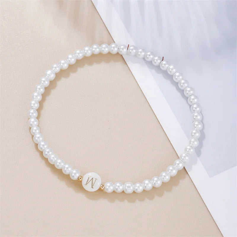 Weißes Armband mit Initiale w