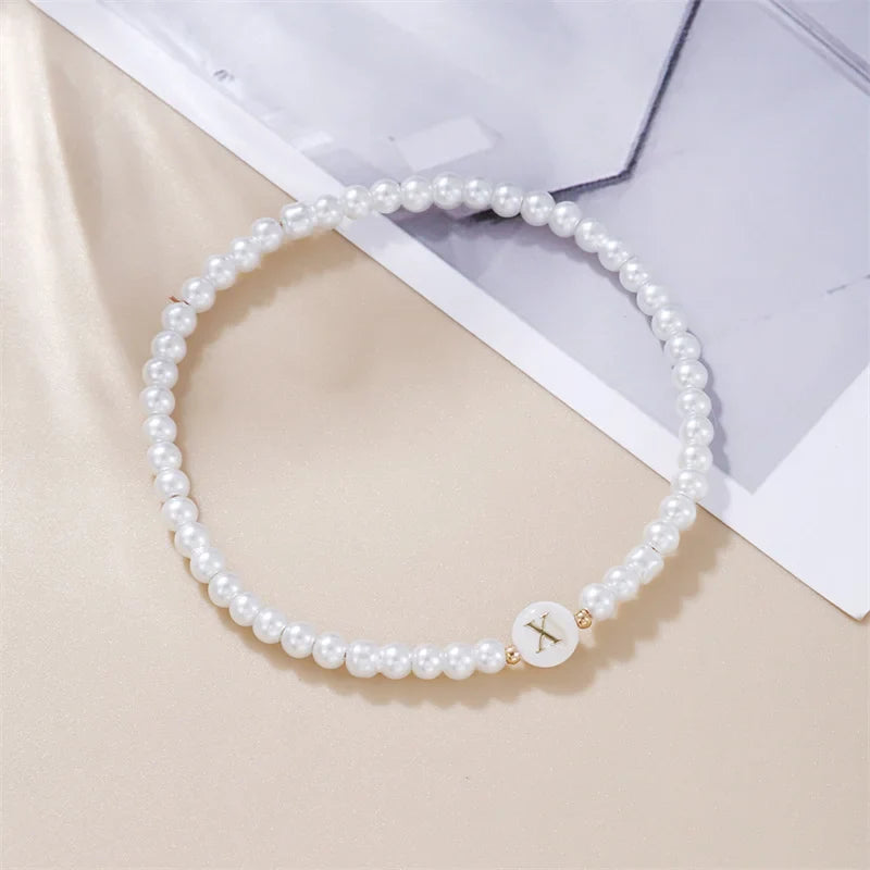 Weißes Armband mit Initiale x