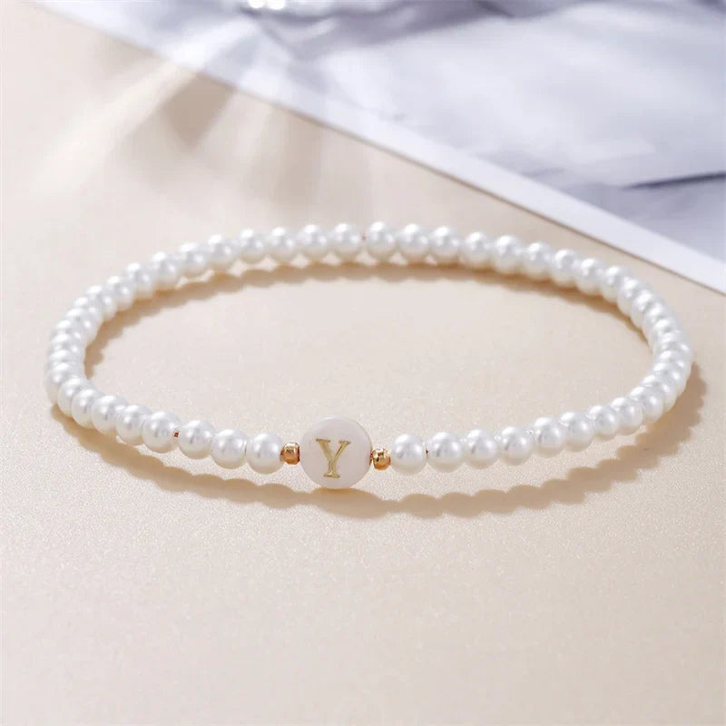 Weißes Armband mit Initiale y