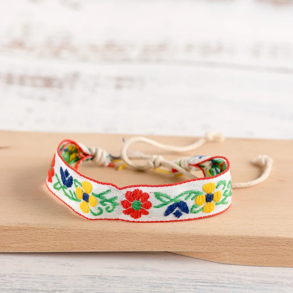Handgefertigtes besticktes Boho-Brasilienarmband weiß