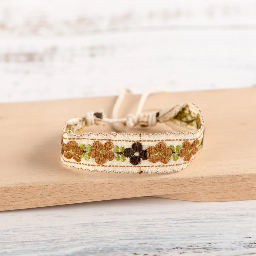 Handgefertigtes besticktes Boho-Brasilienarmband beige