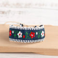 Handgefertigtes besticktes Boho-Brasilienarmband blau und weiß